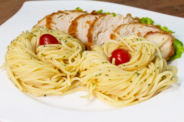 Beyaz tabakta spagetti.