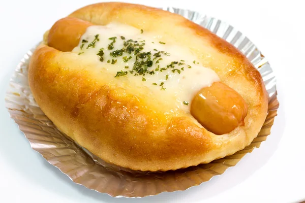 Beyaz arkaplanda sosisli ekmek