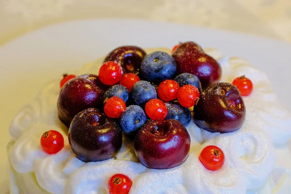 Frische Kirschen Blaubeeren Und Johannisbeeren Als Kuchendekoration Schließen Selektiven Fokus — Stockfoto