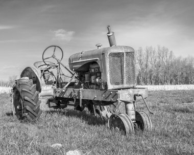 Alanı terk edilmiş traktör.