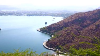 Udaipur, Rajasthan Hindistan - 02 02 02 2020: Yukarıdan Udai Sagar Gölü. Panoramik Manzara. Rajasthan Turizmi.