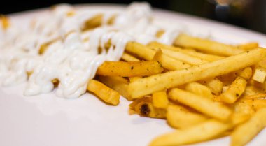 Patates kızartmasını mayonez tabağıyla kapat..
