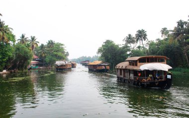 Alappuzha ya da Alleppey, Kerala, INDIA - FEBURY 09, 2016: İçinde bir kişi olan bir tekne suda yüzüyor. Suda başka tekneler de var. Alappuzha (Alleppey). Kerala