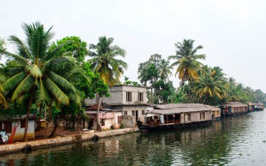Alappuzha veya Alleppey, Kerala, INDIA - 09 Şubat 2016: Suda bir dizi ev yüzüyor. Evler ahşaptan yapılmıştır ve nehir boyunca dizilmişlerdir. Alappuzha (Alleppey). Kerala