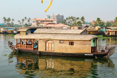 Alappuzha ya da Alleppey, Kerala, Hindistan... 09 Şubat 2016: Suda bir tekne yüzüyor. Tekne diğer teknelerle çevrilidir ve bir su kütlesinin ortasındadır. Alappuzha (Alleppey). Kerala