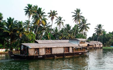 Alappuzha ya da Alleppey, Kerala, Hindistan - FEBURARY 09, 2016: Kenarında beyaz harfler olan bir tekne suda yüzüyor. Tekne büyük bir tekne ve suyla çevrili. (Alleppey) Kerala