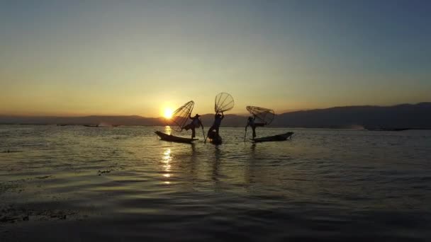 Intha halász a Inle Lake — Stock videók