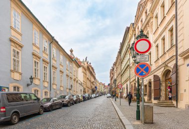 Prag, Çek Cumhuriyeti-Şubat 01, 2019. 1 Şubat 2019 'da ünlü Prag kasabasının tarihi kısmındaki cadde manzarası.