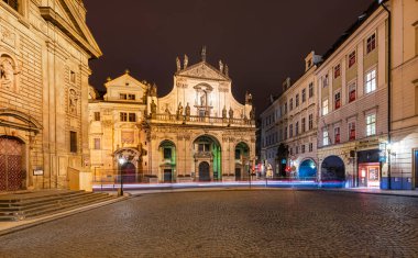Prag, Çek Cumhuriyeti-31 Ocak 2019. Tarihi Charles köprüsünün yanındaki meydandaki Kutsal Kurtarıcı Kilisesi 'nin gece görüşü ve Eski Prag şehrindeki Kral IV. Charles' ın bronz heykeli..