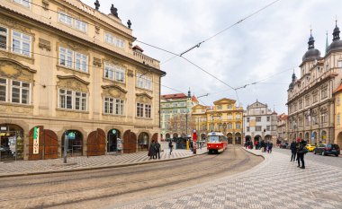 Prag, Çek Cumhuriyeti-Şubat 01, 2019. Malostranske namesti Prag 'ın Küçük Kasabası' nın ana meydanı. Eski binaların ve tarihi sarayların olağanüstü mimarisi..