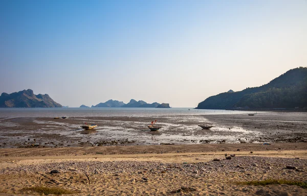 Ebb et petits bateaux à Cat Ba île au Vietnam — Photo