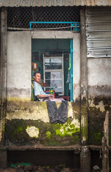 Vietnamese mens op zoek via een raam, Mekong Delta — Stockfoto