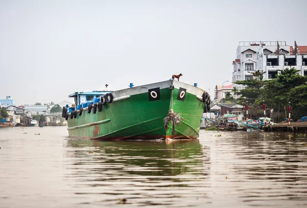 Грузовой катер на реке, дельта Меконга, Вьетнам — стоковое фото