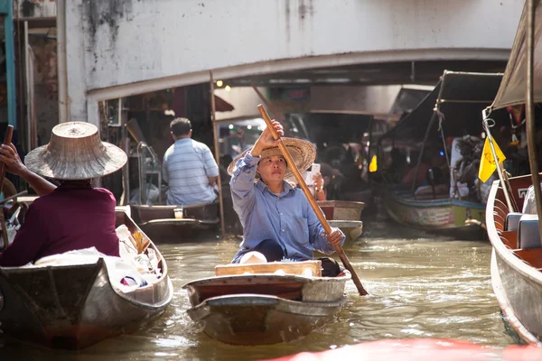 Woman rowing boat in Floating Market, Thailand — Stock Photo, Image