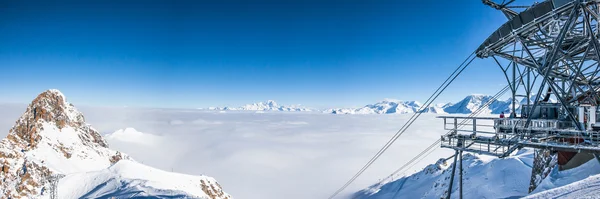 Panoramatický výhled na vrcholky hor ve francouzských Alpách. — Stock fotografie