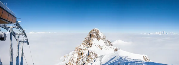 Vrchol hory nad mraky ve francouzských Alpách. — Stock fotografie