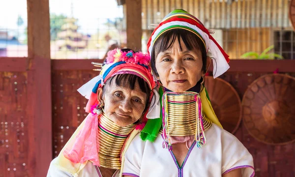 Kadınlar Kayan kabilesinden Inle Gölü