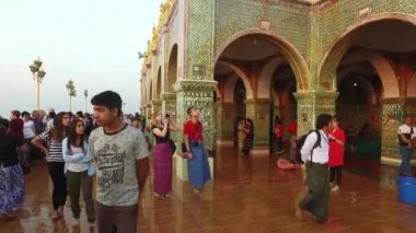 Su Taung Pyi Pagoda anıt tepe üzerinde günbatımında.