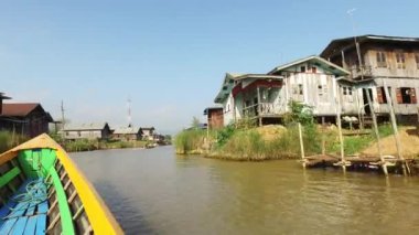 Inle Gölü Köyü'nde tekne ile yolculuk