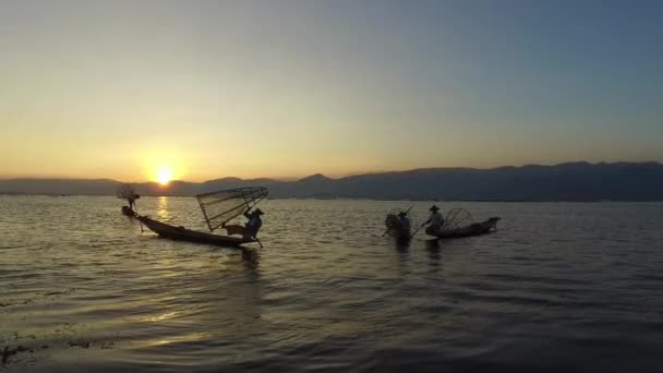 Pescatori di etnia Intha dello stato Shan, lago Inle — Video Stock