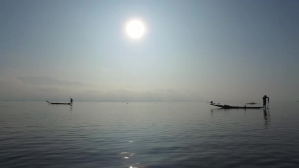 Rybáři rybaření na jezeře Inle — Stock video