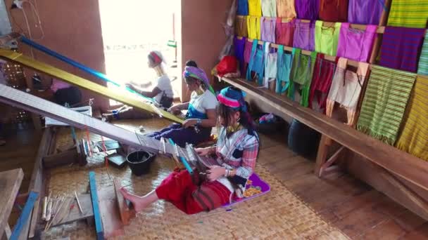 Kayan Lahwi stam kvinnor väver, Inle Lake — Stockvideo