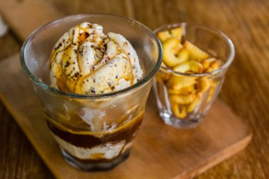 Kahve Affogato ve bisküvi ekmek.