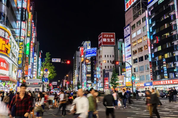 Ludzie chodzą ulicami Shinjuku zakupy w nocy. — Zdjęcie stockowe