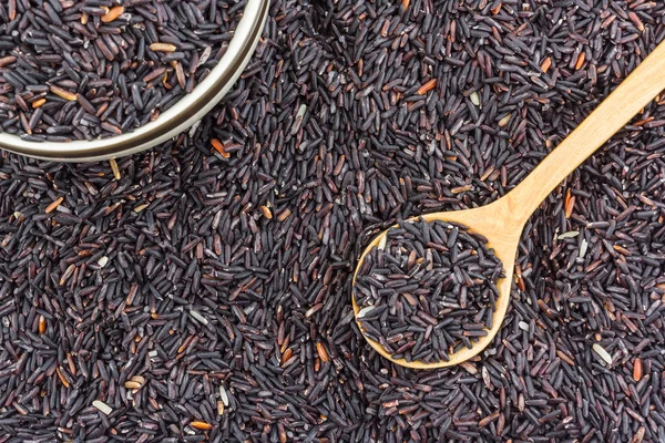 Rice berry in a wooden spoon. — Stock Photo, Image