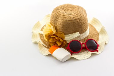Vücut losyonu ve kırmızı güneş gözlüğü ile dokuma şapka.