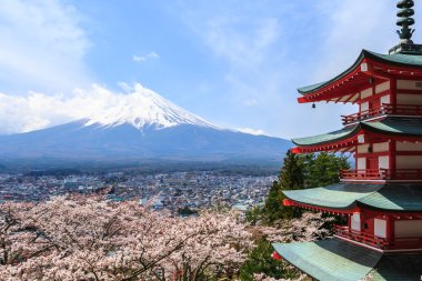 Mt. Fuji Chureito Pagoda veya kırmızı Pagoda arkasından görüntülendi?.