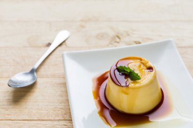 Puding karamelli muhallebi beyaz plaka.