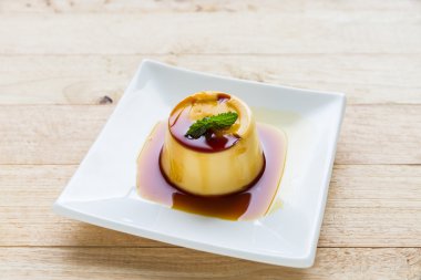 Puding karamelli muhallebi beyaz plaka.