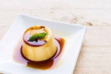 Puding karamelli muhallebi beyaz plaka.