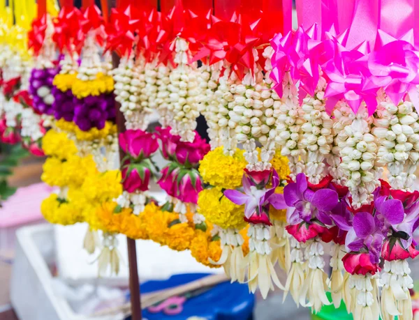 Ghirlanda fiore fresco per venduto sul mercato Thailandia . — Foto Stock