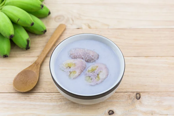 Banana in coconut milk (Kluay Buad Chee), Thai desert. — Stock Photo, Image