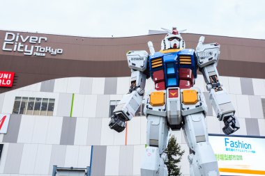 Tam boyut Gundam Rx78 performansları Divercity Tokyo Plaza.