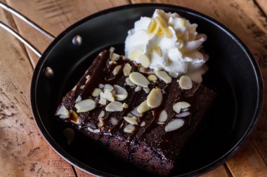 Taze pasta çikolatalı kek kadar kapatın.