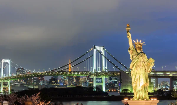 Lady liberty juxtaposed stand at Odaiba and Rainbow Bridge. — Stock Photo, Image