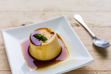 Puding karamelli muhallebi beyaz plaka.