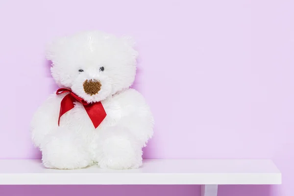 Urso de pelúcia branco na prateleira . — Fotografia de Stock