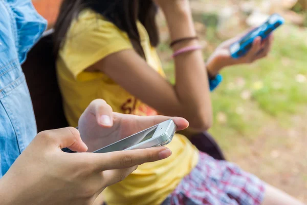 Close up van een jonge vrouw met behulp van mobiele smartphone. — Stockfoto