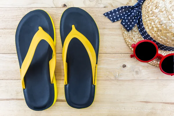 Färgglada sandaler skor / Orange och svarta färger flip flops. — Stockfoto