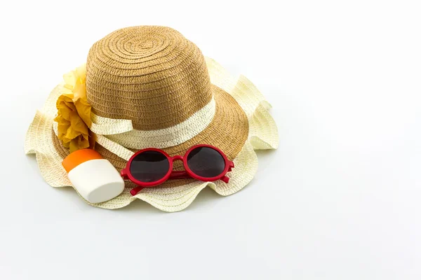 Chapéu tecido com loção corporal e óculos de sol vermelhos . — Fotografia de Stock