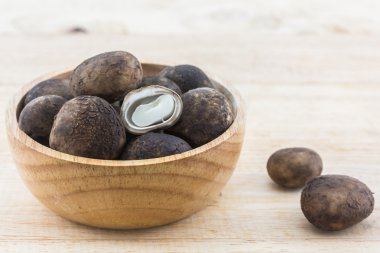 Ahşap ba üzerinde ahşap kase barometre Earthstars mantar dilimlenmiş