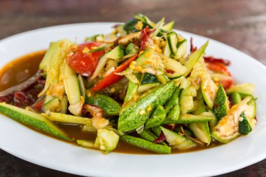 Acılı salatalık salatası.