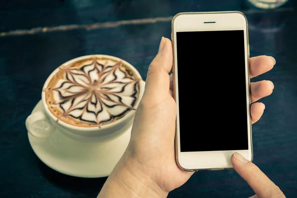 Close-up van een vrouw met behulp van mobiele smartphone. — Stockfoto