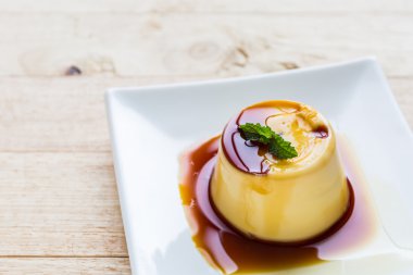Puding karamelli muhallebi beyaz plaka.