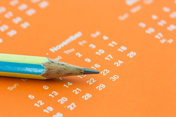 Primo piano della pagina del calendario e della matita . — Foto Stock