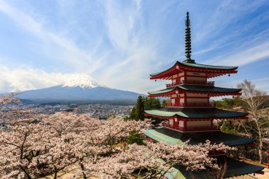 Mt. Fuji arka planla ile Chureito Pagoda veya kırmızı pagoda.